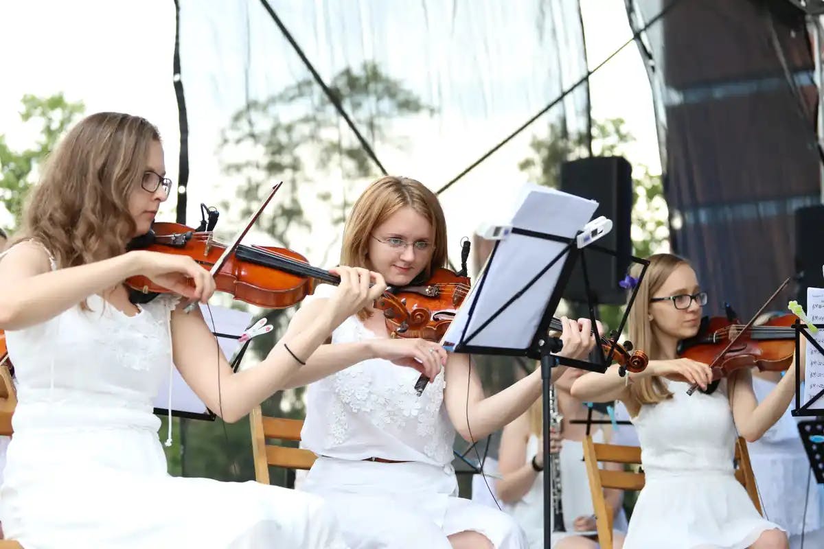 Kobiety grające na skrzypcach